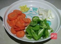 胡萝卜圈炒肉的做法图解2