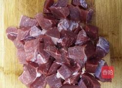 牛肉炖萝卜的做法图解1