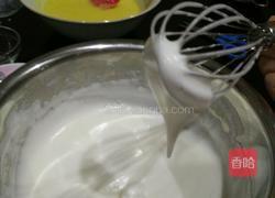 香草戚风纸杯蛋糕的做法图解4
