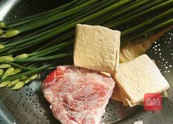 香干肉丝炒韭菜花的做法图解1