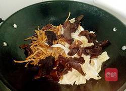 黄花菜腐竹炒木耳的做法图解7