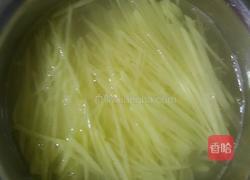 土豆丝鸡蛋饼的做法图解1