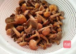 酸辣滑菇的做法图解2