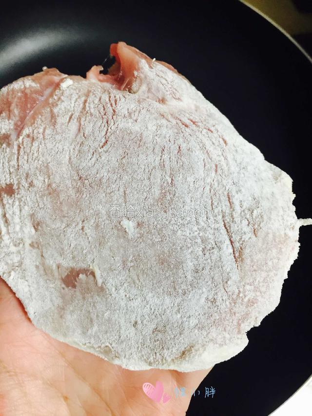 腌制好的大排两面均匀裹上淀粉，抖落掉多余淀粉