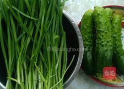 韭菜腌黄瓜的做法图解1