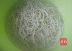 番茄酱炒米粉的做法图解1
