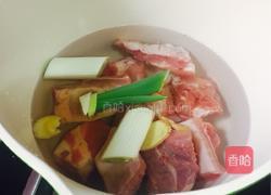 土豆排骨焖饭的做法图解1