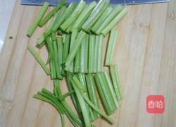 芹菜炒肉的做法图解2