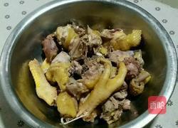 三黄鸡炖榛蘑粉条的做法图解1