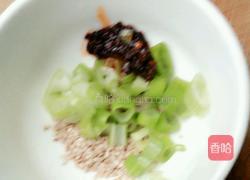 葱香红油拌面的做法图解2