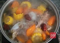 玉米红萝卜大骨头汤的做法图解6