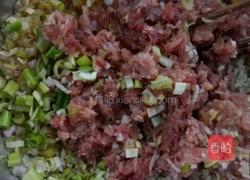 酸菜猪肉饺子的做法图解1