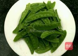 荷兰豆炒腊肠的做法图解1