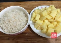 土豆焖饭的做法图解1