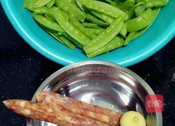 荷兰豆炒腊肠的做法图解1