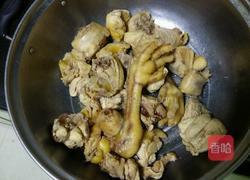 土豆炒鸡肉的做法图解1