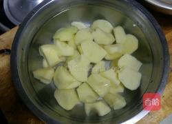 土豆炒鸡肉的做法图解2
