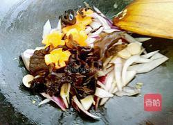 洋葱木耳胡萝卜炒鸡蛋的做法图解4
