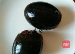 凉拌辣椒皮蛋的做法图解1