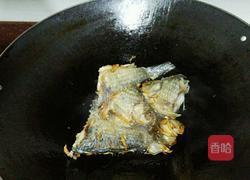 白菜鲫鱼汤的做法图解1