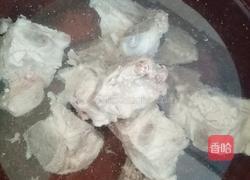 红萝卜玉米排骨汤的做法图解2
