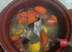 红萝卜玉米排骨汤的做法图解3