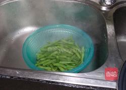 青椒炒半熟四季豆的做法图解1