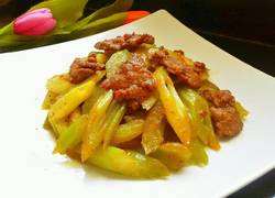 孜然牛肉炒西芹