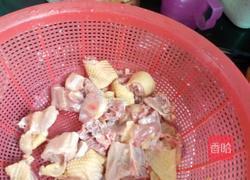 莲子枸杞土鸡汤的做法图解1
