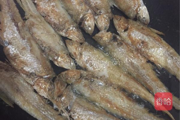 鸡尾鱼煎至两面金黄时撒上葱花即可装盘上桌.