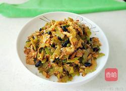 苦瓜炒鸡蛋的做法图解1
