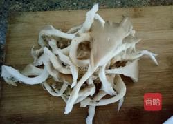 鸡腿炖土豆蘑菇的做法图解2