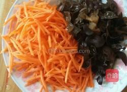 炒海鲜菇胡萝卜绿豆芽的做法图解2