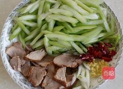 芹菜炒肉的做法图解1