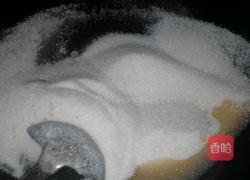 糖色的熬制的做法图解3