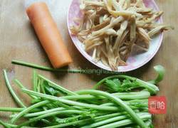 香芹拌黄花菜的做法图解1