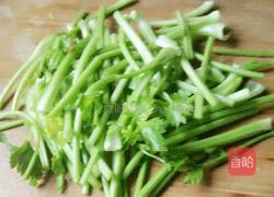 香芹拌黄花菜的做法图解2
