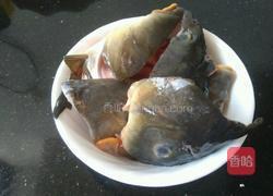 金针菇鱼头汤的做法图解1