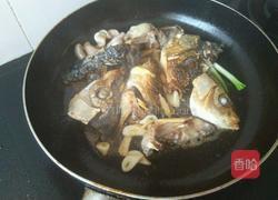 金针菇鱼头汤的做法图解6