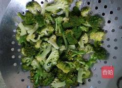 木耳烩西兰花的做法图解2