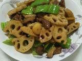 藕片炒肉配尖椒