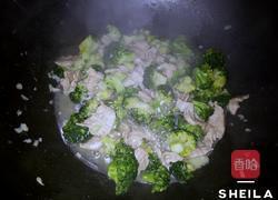 西兰花炒肉的做法图解5