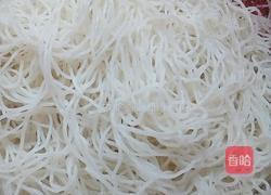 芹菜瘦肉炒米粉的做法图解1