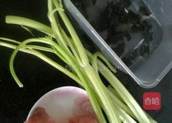 芹菜木耳炒肉的做法图解1