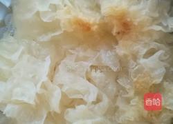 雪梨银耳羹的做法图解1
