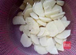土豆片烧肉的做法图解2