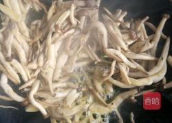 菊花菜炒蟹腿菇的做法图解2