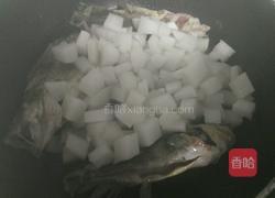 鱼汤萝卜丁泡饭的做法图解1