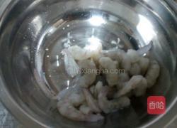 豉汁虾仁西蓝花的做法图解2