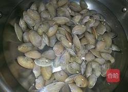 清炒花甲的做法图解1